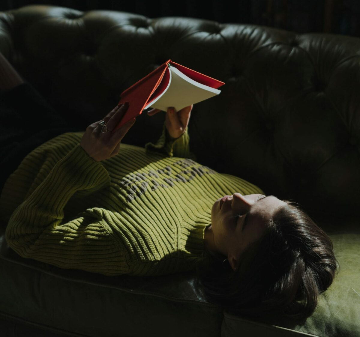 women reading in the dark